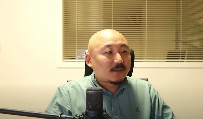 웹툰작가 주호민씨가 지난해 2월 자신의 유튜브에서 특수교사에 대한 1심 판결 결과를 전하고 있다. 주씨 유튜브