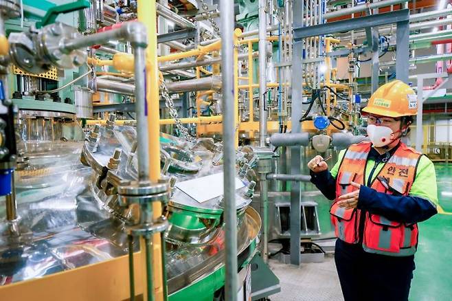 노수진 포스코퓨처엠 광양 전구체 공장장이 생산설비를 소개하고 있는 모습. 포스코퓨처엠 제공