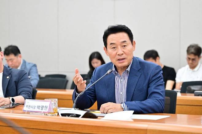 백영현 포천시장이 지난 9일 '한탄강 미디어 아트파크' 콘텐츠 개발 및 제작 사업 기본 설계 보고회를 개최하고 있다. 포천시 제공