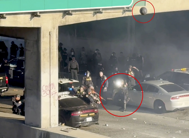 한 경찰이 토비 캔햄을 겨냥해 총을 발사하는 장면. 뉴욕포스트 캡처.