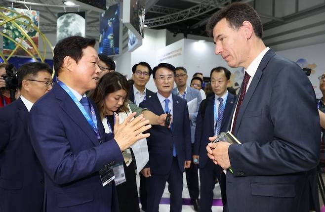 박완수 경남도지사(왼쪽)가 2023년 6월 19일 프랑스 항공우주 산업전에서 필립밥티스트 프랑스국립우주연구센터(CNES) 의장과 대화하고 있다. 경남도 제공