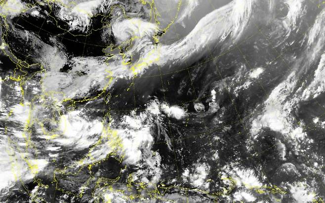 2025년 1호 태풍 우딥, 북상 장마전선에 영향 ‘촉각’=2025년 장마 예보와 함께 올해 첫 태풍, 1호 태풍 ‘우딥’이 발달했다. 베트남 동쪽 해역에서 거대한 구름의 소용돌이가 회전하고 있다. 이에 따라 우리나라는 이번 주 후반부터는 날씨 변동성이 매우 큰 상태다.ⓒ기상청:구름영상