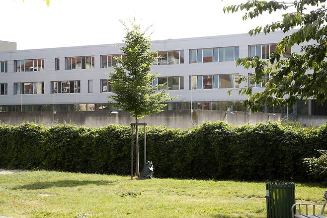 총기 난사 사건이 벌어진 오스트리아 그라츠의 드라이어쉬첸가세 고등학교의 모습. /EPA 연합뉴스