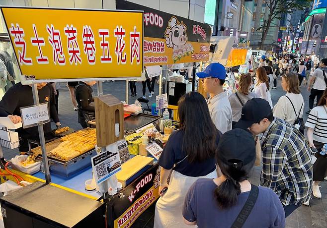 지난달 22일 오후 서울 중구 명동 거리의 모습. 중국어 간판을 단 노점 앞에 관광객들이 모여 있다. 사진은 기사 내용과 직접적인 관련 없음. /장경식 기자