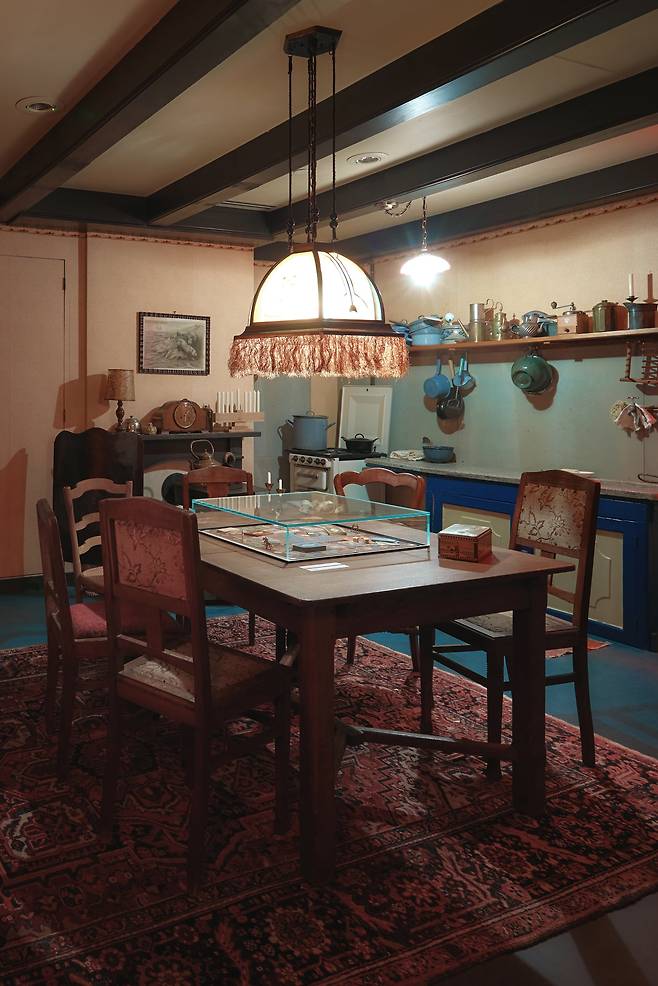 안네가 가족들과 거주하던 은신처 내 거실 모습. 이곳에서 안네는 가족들과 보드 게임을 즐겨 했다고 한다./John Halpern