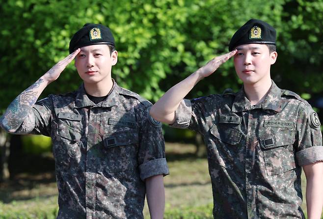 방탄소년단(BTS)의 정국과 지민(오른쪽)이 11일 오전 경기도 연천군 연천공설운동장에서 군복무를 마친 뒤 전역 인사를 전하고 있다. 정국과 지민은 지난 2023년 12월 입대해 경기도 연천에 위치한 육군 제5보병사단에서 약 1년 7개월간 병역의 의무를 성실히 수행했다. 2025.6.11/뉴스1 ⓒ News1 권현진 기자