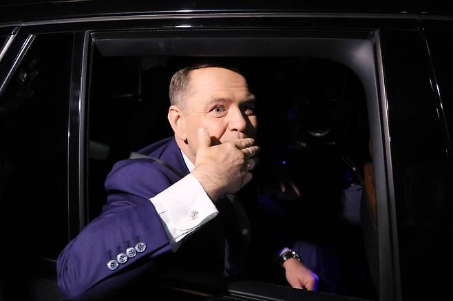 지난 3일(현지시각) 카롤 나브로츠키 폴란드 대통령 당선인이 폴란드 바르샤바 대통령궁에서 안제이 두다 폴란드 대통령과 회담을 마치고 나오고 있다. /연합뉴스