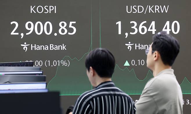 11일 오전 서울 중구 하나은행 딜링룸 전광판에 개장 시황이 나오고 있다./ 뉴스1 제공