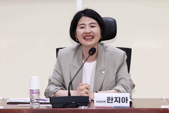 한지아 국민의힘 의원이 지난 9일 서울 여의도 국회 의원회관에서 열린 의료개혁 추진과 혁신적 재활의료 전달체계 마련을 위한 정책 공청회에서 인사말을 하고 있다. /뉴스1