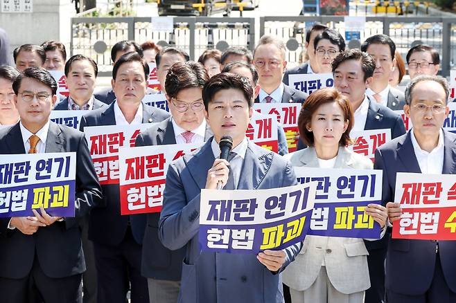 김용태 국민의힘 비상대책위원장이 11일 오전 서울 서초구 서울중앙지방법원 앞에서 열린 '헌법 파괴 저지를 위한 현장 의원총회'에서 모두발언을 하고 있다. /뉴스1