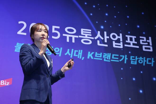 최현정 스타벅스코리아 식음료개발담당이 11일 서울 중구 웨스틴조선호텔에서 열린 '2025 유통산업포럼'에서 'K(케이) 소비자 입맛이 곧 글로벌 입맛, 글로벌 브랜드 스타벅스의 현지화 전략'을 주제로 강연하고 있다. /조선비즈