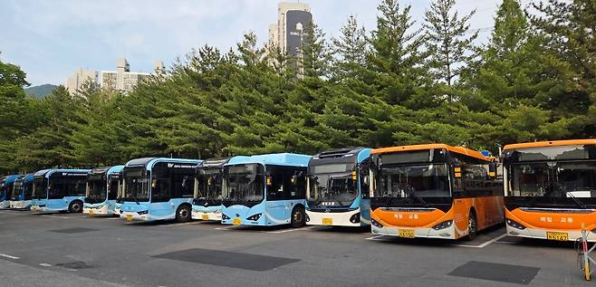 경남 창원시 성산구 대방동 시내버스 회차장에 파업으로 멈춰선 버스들이 줄지어 서 있다. /연합뉴스