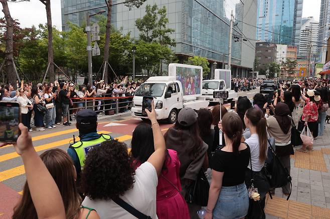 방탄소년단(BTS) 멤버 RM과 뷔의 전역일인 10일 서울 용산구 하이브 사옥 앞에서 국내외 아미(ARMY·BTS의 팬덤)들이 멤버들의 전역을 축하하고 있다. /연합뉴스