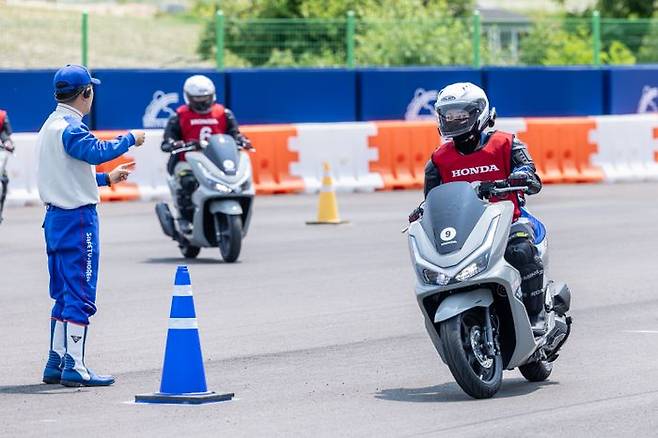 혼다에듀케이션센터에서 수강생들이 타운 라이더 코스 교육을 받고 있다. ⓒ혼다코리아