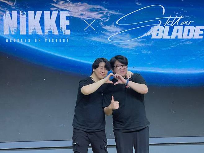 시프트업 김형태 대표 겸 스텔라 블레이드 디렉터(왼쪽)와 유형석 승리의 여신: 니케 디렉터가 지난달 20일 신사동 보코서울강남에서 열린 미디어 인터뷰에서 포즈를 취하고 있다.ⓒ데일리안 이주은 기자