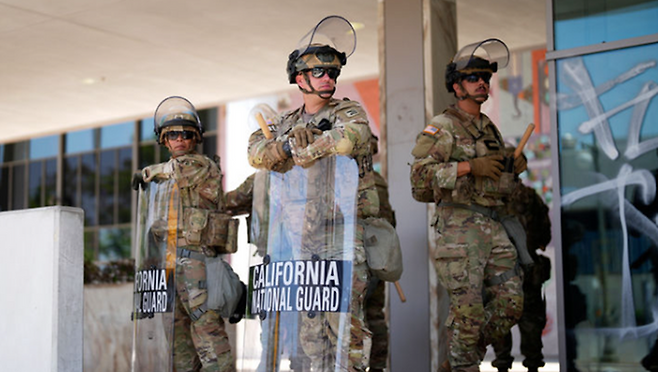 9일(현지시간) 미국 캘리포니아주 로스앤젤레스(LA) 연방 교정센터 앞에서 주 방위군이 근무를 서고 있다. ⓒAP/뉴시스