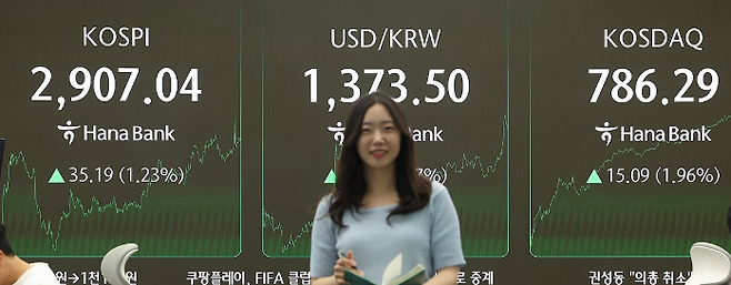 11일 서울 중구 하나은행 딜링룸 전광판에 코스피·코스닥지수, 원·달러 환율 종가가 표시돼 있다. ⓒ연합뉴스