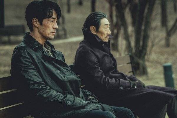 드라마 ‘광장’은 주인공 기준(소지섭·아래 사진 왼쪽)의 복수극을 호쾌한 액션을 강조하며 그려냈다. 동명의 원작 웹툰 속에서 기준과 머리 스타일은 다르지만 서늘하고 절제된 감정을 잘 표현했다는 평가를 받는다. 배우 소지섭은 “액션은 몸으로 하는 대사라 캐릭터의 감정선이 느껴지길 바랐다”며 “액션에도 기승전결이 있으면 좋겠다고 생각했다”고 말했다. 네이버웹툰·넷플릭스 제공