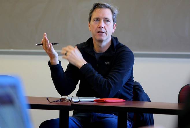 리처드 리브스는 불평등 문제를 오랫동안 연구해 온 브루킹스연구소 선임연구원이다. 세 아들의 아빠이기도 한 그는 2022년 ‘소년과 남성’ 책을 쓰며 큰 논쟁을 일으켰다. 남성 문제를 연구하는 사회단체 미국소년·남성연구소(AIBM)를 결성해 소장을 맡고 있다. 도널드 트럼프 미국 대통령 당선 이후 ‘20대 남성 문제’에 대한 관심이 높아지면서 최근 그는 한층 유명해졌다. AIBM 제공