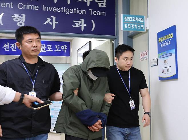 진도에서 차량을 바다에 빠뜨려 일가족을 숨지게 한 40대 가장이 4일 오전 구속 전 피의자심문(영장실질심사)을 위해 광주 북부경찰서 유치장을 나서고 있다. 2025.6.4/뉴스1