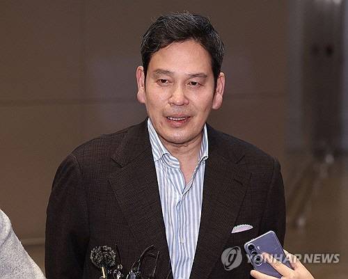 미국에서 도널드 트럼프 미 대통령 당선인을 만난 정용진 신세계그룹 회장이 22일 인천국제공항 제2여객터미널을 통해 귀국해 취재진 질문에 답하고 있다. [영종도=연합뉴스]