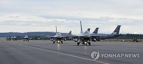 레드플래그 훈련 참가를 위해 공군 충주기지에서 출발한 KF-16이 4일(현지시간) 미국 알래스카주 아일슨 기지에 착륙해 지상활주하고 있다. [공군 제공=연합뉴스]