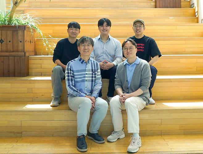 왼쪽 아래부터 시계 반대방향으로 김경중 교수, 김승준 교수, 여도현·최윤호·성민우 학생.
