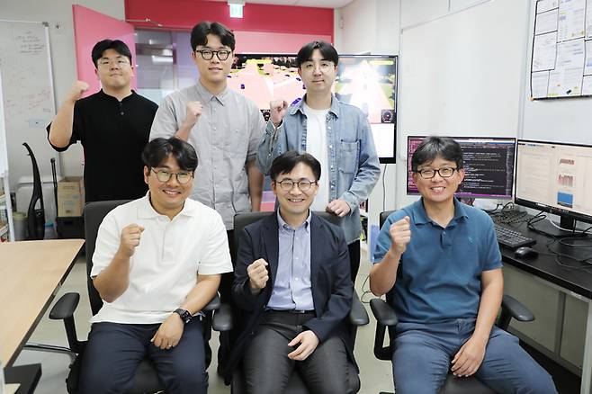 자율주행 환경에서 네트워크와 연산 자원을 최적으로 분배할 수 있는 시뮬레이터를 개발한 연구팀. 최지웅 DGIST 교수(가운데 아래), 좌훈승 교수(왼쪽 아래), 김백규 교수(오른쪽 아래)