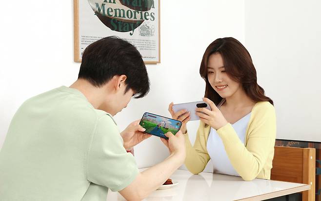 삼성전자 모델들이 '갤럭시 A36 5G'로 모바일 게임을 즐기는 모습