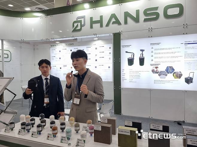 정희석 한소 차장이 11일 코엑스에서 개막한 'ENVEX 2025' 전시장에서 '금속·비금속산화물기반 대기오염 저감용 저온 촉매'를 소개하고 있다.