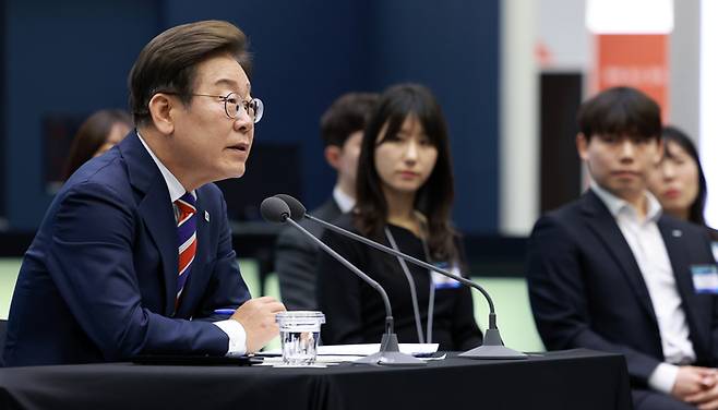 질문에 답하는 이재명 대통령     (서울=연합뉴스) 홍해인 기자 = 이재명 대통령이 11일 서울 영등포구 한국거래소에서 열린 주식시장 불공정거래 근절을 위한 현장 간담회에서 참석자 질문에 답하고 있다. 2025.6.11 [대통령실통신사진기자단]     hihong@yna.co.kr (끝)