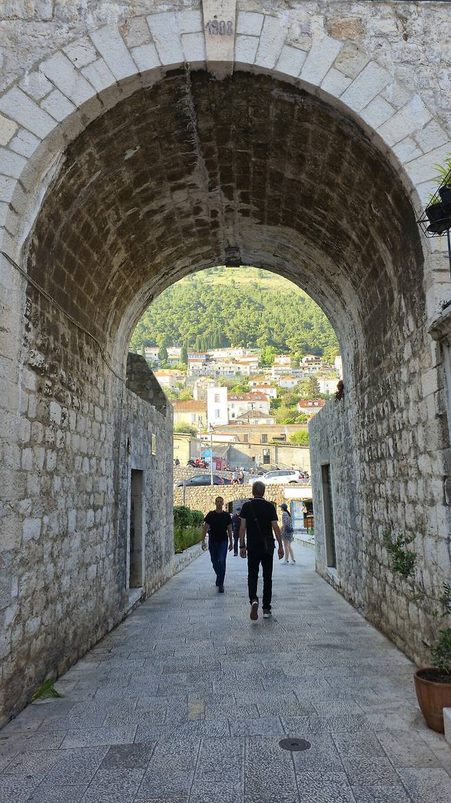 20250501_173736.jpg 꽃보다누나, 왕좌의 게임 그리고 모드리치의 나라