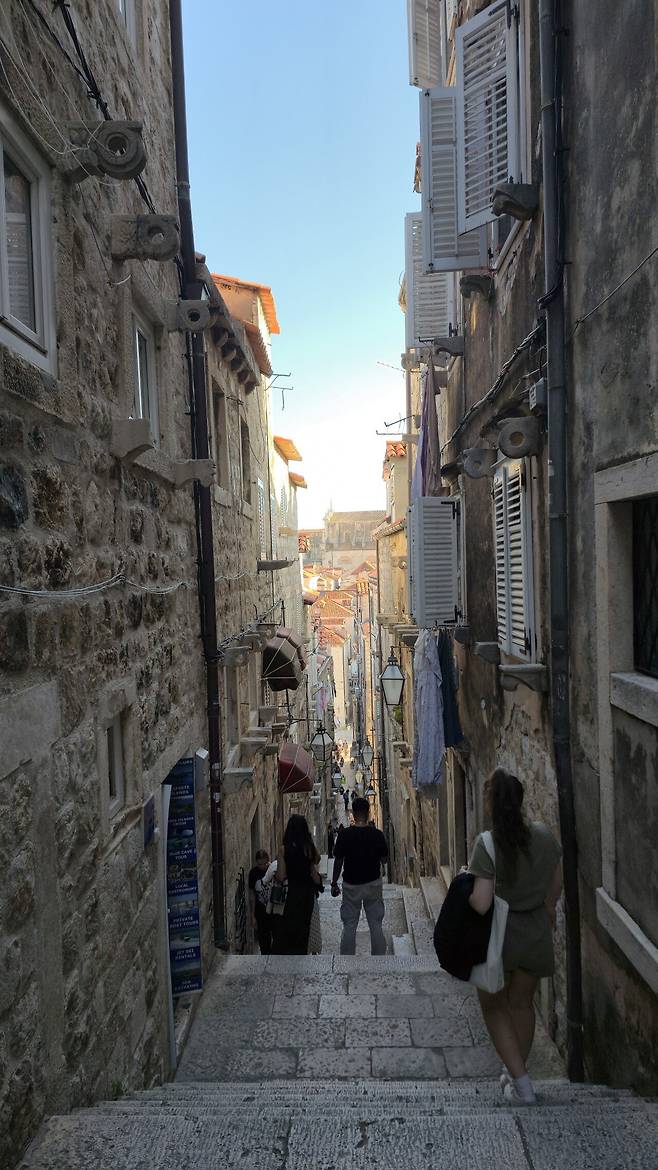 20250501_175551.jpg 꽃보다누나, 왕좌의 게임 그리고 모드리치의 나라