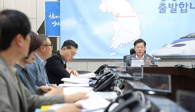 박승원 광명시장이 신안산선 붕괴사고와 관련한 대책회의를 진행하고 있다. 광명시 제공