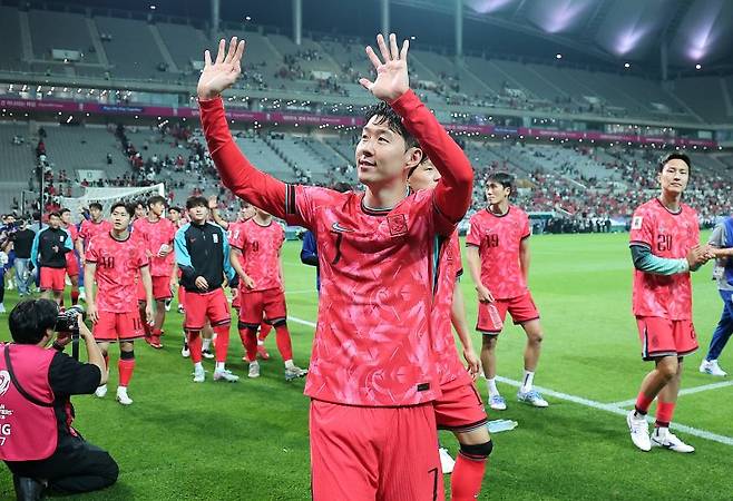 축구 국가대표팀 손흥민을 비롯한 선수들이 지난 10일 서울월드컵경기장에서 쿠웨이트와의 2026 북중미 월드컵 아시아 3차 예선 최종전에서 승리한 뒤 열린 11회 연속 월드컵 본선 진출 축하 행사에서 팬들에게 인사하고 있다. 뉴스1