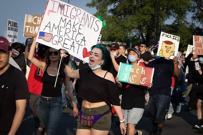 10일(현지시간) 미국 일리노이주 시카고에서 도널드 트럼프 미국 대통령의 불법이민자 추방 정책에 반대하는 시위대가 행진하고 있다. 닷새 전 서부 로스앤젤레스(LA)에서 시작된 추방 반대 시위는 주방위군 투입 이후 LA 도심에서 잠잠해졌으나 다른 대도시로 번지고 있다. 이날 약 10개 미국 대도시에서 반(反) 트럼프 시위가 열렸으며 현지 매체들은 오는 14일 트럼프의 생일까지 시위가 계속된다고 내다봤다, AFP연합뉴스