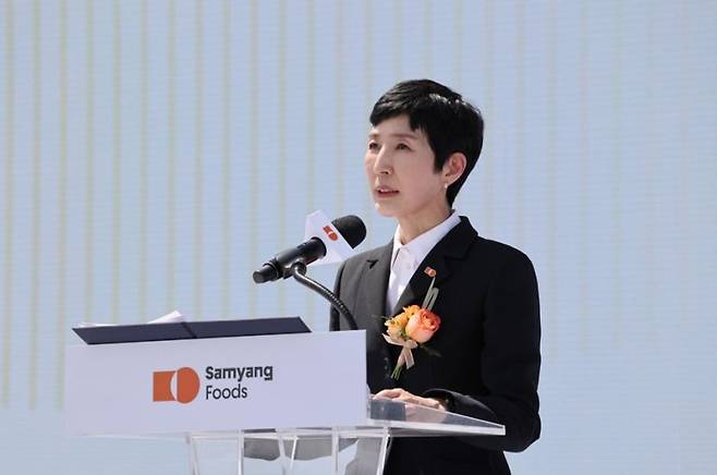 11일 경남 밀양시 부북면 나노융합국가산업단지에서 열린 삼양식품 밀양 제2공장 준공식에서 김정수 삼양식품 부회장이 인사말을 하고 있다. 삼양식품 제공