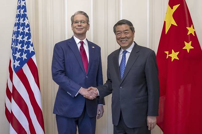 [제네바(스위스)=AP/뉴시스]미국과 중국의 고위급 무역 협상이 장기화되는 가운데, 뉴욕증시는 긍정적 결과를 전망하며 일제히 상승 마감했다. 사진은 스콧 베선트 미 재무장관(왼쪽)이 지난달 10일(현지 시간) 스위스 제네바에서 열린 미-중 무역 협상에서 허리펑(何立峰) 중국 부총리와 악수하는 모습. /사진=뉴시스