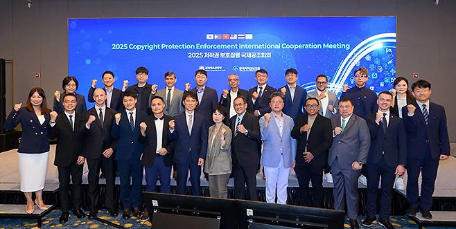 '2025 저작권 보호 집행 국제공조회의'에 참여한 문체부와 한국저작권보호원, 필리핀, 베트남, 말레이시아, 태국 등 4개국 수사기관, 국내외 콘테츠업체 관계자 등이 함께 기념촬영을 하고 있다.(사진=문체부 제공)