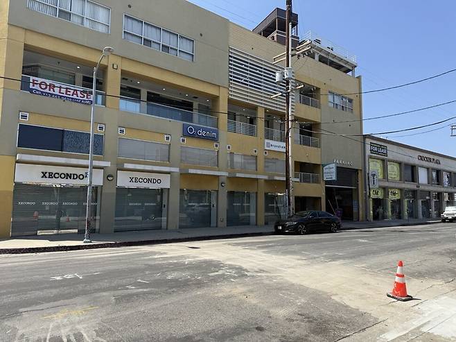 지난 6일부터 이어진 이민세관단속국(ICE)의 대대적인 이민자 단속으로 로스앤젤레스 다운타운 자바 시장의 상점들이 대부분 문을 닫았다.