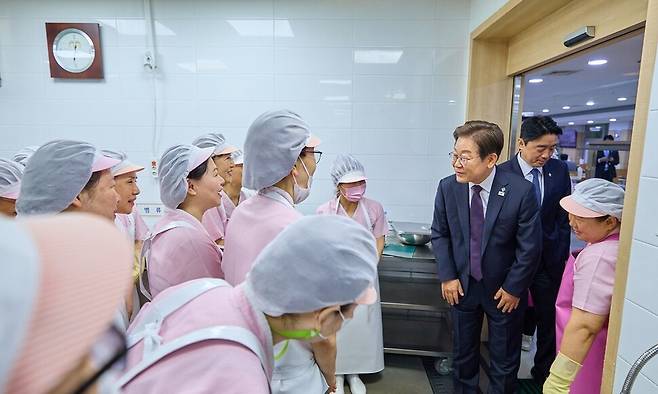 이재명 대통령이 10일 서울 용산 대통령실 청사 식당을 방문해 직원들과 인사하는 모습. 대통령실 제공