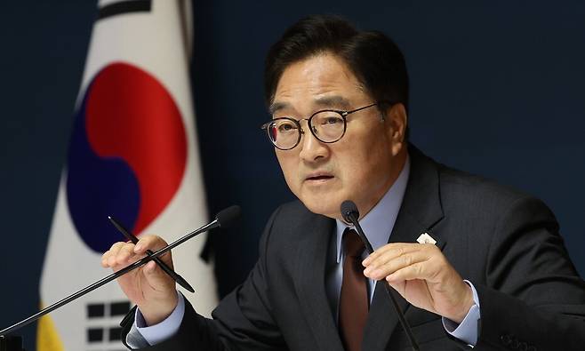 우원식 국회의장이 11일 국회 사랑재에서 열린 취임 1주년 기자간담회에서 취재진의 질문을 듣고 있다. 국회사진기자단