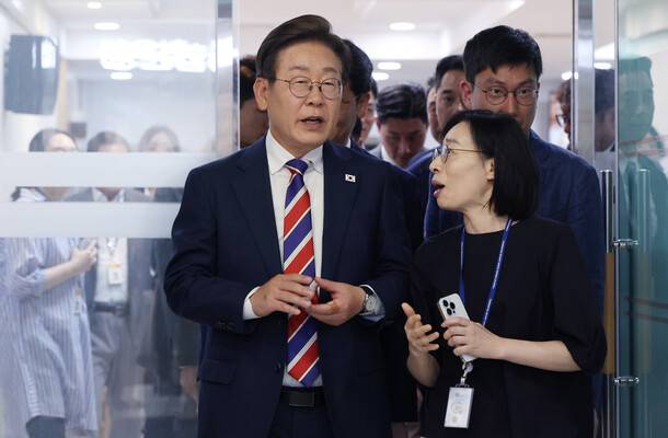 이재명 대통령이 11일 서울 용산 대통령실 기자식당에서 식사를 마친 뒤 출입기자들과 인사를 나누고 있다. 대통령실사진기자단