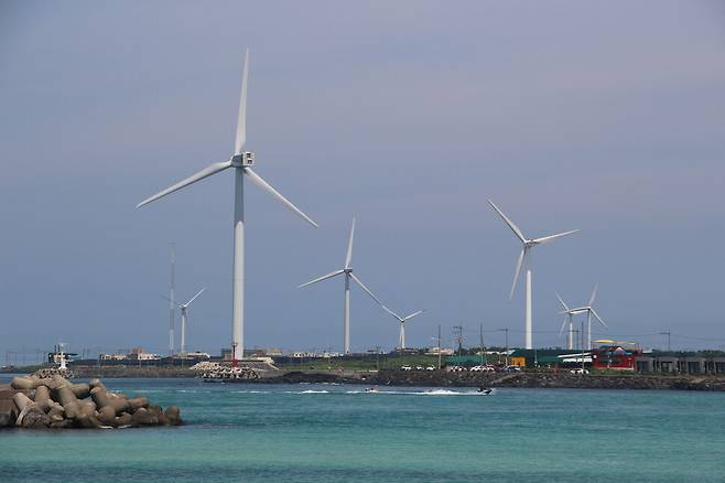 새 정부가 해야 할 주요 과제 중엔 녹색 전환도 포함돼 있다. 국내의 대표적 에너지 전환 사업 지역인 제주도 가파도의 풍력 발전기. 김규원 선임기자.