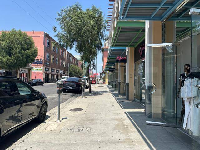 6일 미국 이민세관단속국(ICE)이 급습한 것으로 알려진 미국 캘리포니아주 로스앤젤레스 자바시장의 거리가 9일 인적 없이 한산하다. 사진에 찍힌 매장들은 기사와 직접적인 관련이 없다. 로스앤젤레스=이서희 특파원