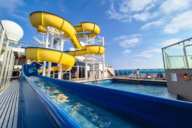 갑판 위 옥외 수영장.