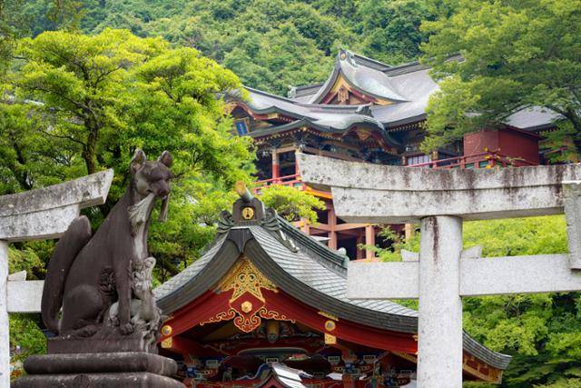 일본 사가현 가시마시 유토쿠이나리 신사 입구에 여우상이 서 있다.