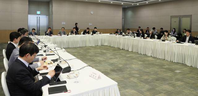 한국경제인협회 산하 한국경제연구원이 10일 서울 영등포구 여의도동 FKI타워 컨퍼런스센터에서 연 '통상 및 경제안보 정책과제와 전망' 세미나에서 참석자들이 발언하고 있다. 한국경제인협회 제공