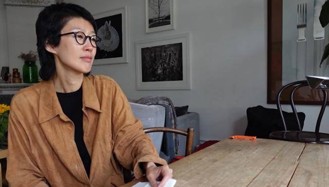 방송인 홍진경이 제21대 대통령선거를 앞두고 빨간색 옷을 입은 사진으로 정치적 성향을 드러냈다는 비판을 받은 가운데 유튜브를 통해 다시 한번 입장을 밝혔다. 유튜브 영상 캡처
