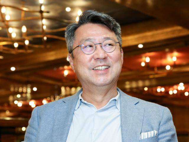 백현 롯데관광개발 대표가 지난달 29일 국제 크루즈선 코스타세레나호에서 본보와 인터뷰를 하고 있다.